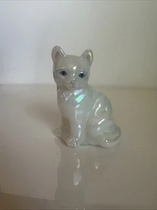 Fenton Figur Katze irisierend weiß Künstler signiert B. Montgomery EUC Glas Kätzchen - Bild 1 von 7