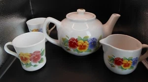 4 Stck. JAY IMPORT CORELLE KERAMIK TEEKANNE SOMMER BLUSH STIEFMÜTTERCHEN Milchkännchen Tassen - Bild 1 von 4