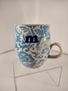Taza floral Anthropologie Homegrown con monograma inicial "M" azul cielo y blanco - Imagen 1 de 6