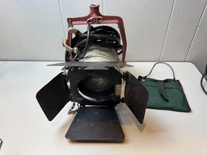 Mole-Richardson 4821 650 Watt Tweenie II SolarSpot Stage Light w Barn Doors Fltr - Picture 1 of 11
