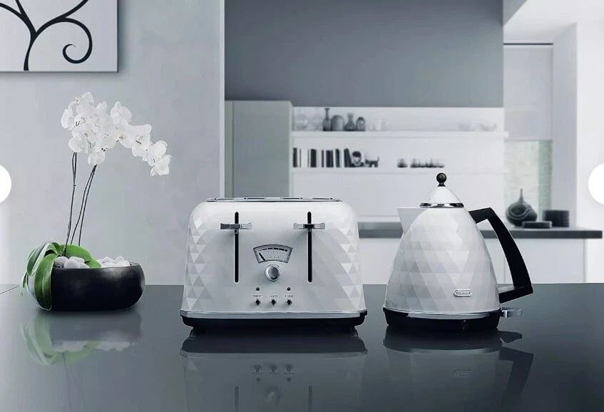 De'Longhi KBJ3001.W Brillante Kettle & CTJ4003.W 4-Slice Toaster Set - White - Image 1 of 1