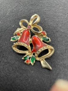 Spilla vintage campane natalizie smaltate rosse e verdi - Foto 1 di 2