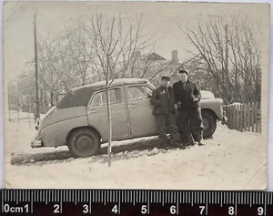 Zwei liebevolle gutaussehende junge Männer attraktive Jungs süß männlich schwul int altes Auto - Bild 1 von 3