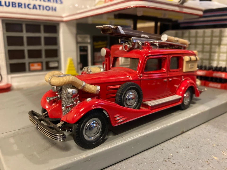 1933 Cadillac V16 Fire Truck 1:43 scale - Image 1 of 4