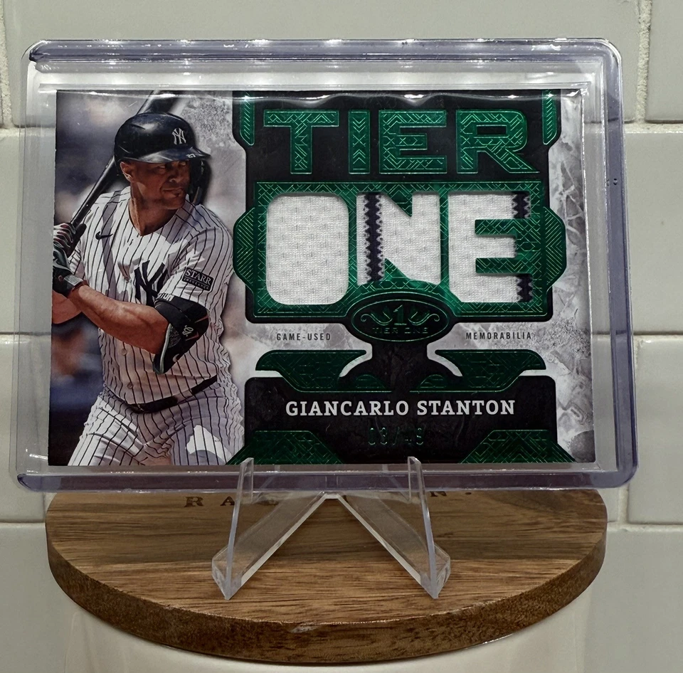 2025 Topps Tier One Джанкарло Стэнтон ДЖАМБО ДЖЕРСИ РЕЛИКВИЯ ЗЕЛЕНАЯ ФОЛЬГА /49 Yankees - Изображение 1 из 3