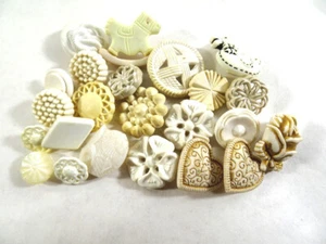 24 verschiedene neue & Vintage KNÖPFE weiß/beige Schaftabschluss - Bild 1 von 1