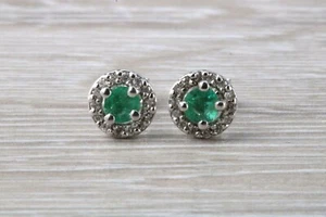 Conjunto de aretes de oro blanco de 18 quilates con halo de diamantes y esmeraldas de un quilate - Imagen 1 de 5