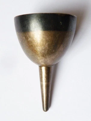 Petit entonnoir pour parfum ou médicament ancien en métal funnel perfum - Photo 1/3