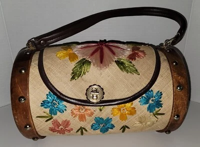 Bolsos de colección redondos de rafia y madera de Whidby Inc. hechos en Filipinas Foto 1 de 4