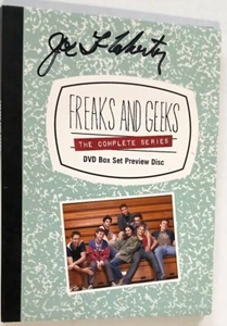 FREAKS AND GEEKS-BOX SET PREVIEW DISC SIGNED BY JOE FLAHERTY-DVD PROMO RARE ADVA - Picture 1 of 4