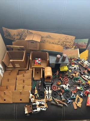 Lote de figuras y edificios de juguetes TIMPO, algunos están rotos Foto 1 de 4