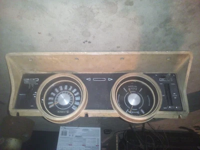 Cuadro de instrumentos Ford Falcon 1966 medidores y velocímetro con interruptores de control Foto 1 de 4