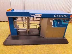 AT COLLECTIONS 1:32 SCALE BOUMATIC GEMINI MILKING ROBOT - Picture 1 of 5