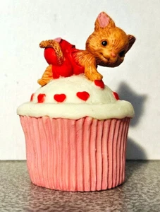 DE COLECCIÓN MINIATURA MINI GATITO GATO GATITO 2" FIGURA FIGURA ESTATUILLA SAN VALENTÍN EN CUPCAKE - Imagen 1 de 1