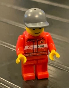 LEGO Town City Octan Minifigura Trabajador Corredor Miembro de la tripulación - Traje rojo con sombrero Usado en Excelente Condición - Imagen 1 de 3