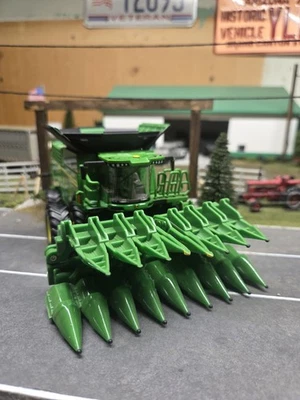 1/64 John Deer Combine Farm Toy - Image 1 of 4