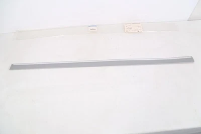 Moldura puerta delantera izquierda Mopar original 5179257AA Foto 1 de 4