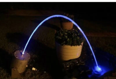 La luz LED laminar de chorro de agua que cambia de color permanece dentro del estanque de la piscina de la corriente de agua Foto 1 de 4