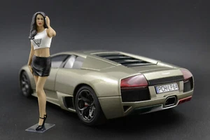 Paula Posing Girl Figura para 1:18 Almost Real Mercedes-Benz Maybach S-Class GT- - Imagen 1 de 9
