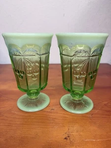 2 Vintage Northwood grüne Vasolin Glas Becher HP Kirschen ein Chip selten hübsch - Bild 1 von 8