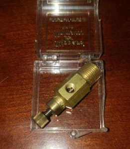 Clippard Minimatic MNV-1KP Brass Needle Valve 10-32 Knurled Knob 1/8 NPT - Picture 1 of 4