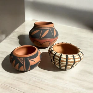 3- Vintage SmallPottery Clay Seed Pots Vase Hand Painted Mexican Folk Art Signed - Picture 1 of 12