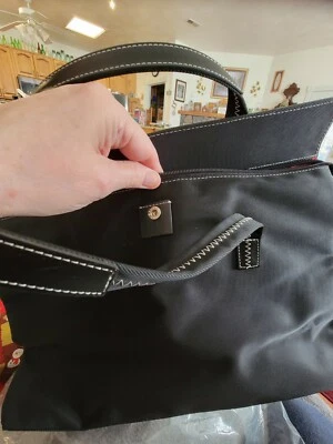 Bolso de mano Maxx New York de nailon negro con costuras blancas  Foto 1 de 4