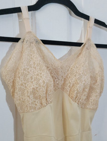 Sexy 60s VTG Ivory Lace Lingerie Full Slip Dress Pleated Ruffle Flounce Hem XS