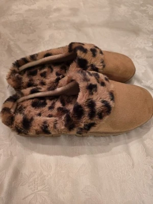 Chinelos Ella & Joy forrados de pele sintética leopardo 9 novos - Imagem 1 de 4