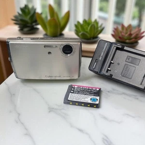 Sony CyberShot DSC-T33 CCD Sensor VTG Digital Camera 3x Optical Zoom Read DESC - Picture 1 of 12