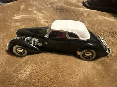 1937 CORD 812 SUPERCHARGED BY SIGNATURE BLACK 1/18 scale  - Image 1 of 4