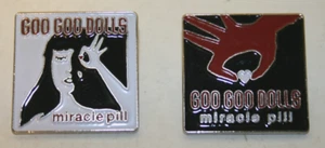 2 prendedores de sombrero de solapa de píldora milagrosa para muñecas Goo Goo esmaltadas nuevos raros - Imagen 1 de 4
