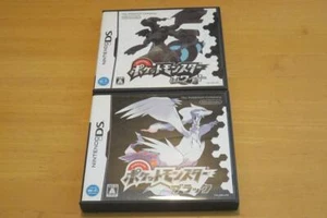 Juego de 2 juegos Pokémon blanco y negro Nintendo DS NDS manual en caja importación de Japón - Imagen 1 de 3