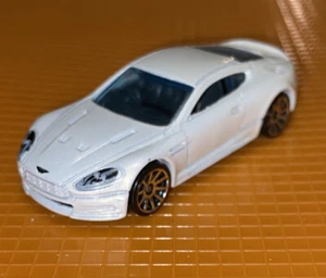 Vintage 2010 Hot Wheels Aston Martin Rare Luxury Original Old Car White Free Shp - Picture 1 of 7