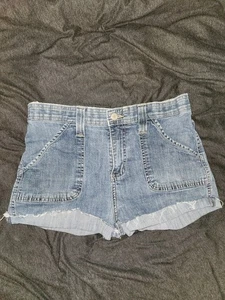 Vtg Lee Women’s Jean Short Shorts Sz 6 Medium Wash Distressed Cut Off Shorts - Picture 1 of 17