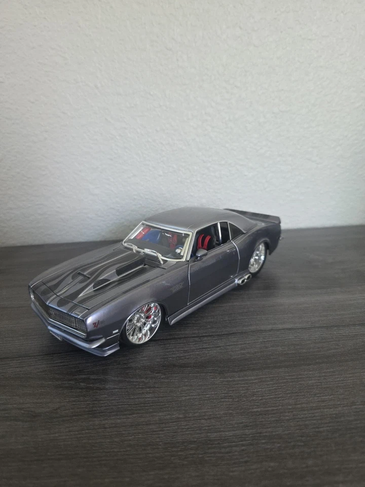 Chevrolet Chevy Camaro Z/28 1968 diecast plateado y llamas Maisto 1:18 Pro Rodz raro Foto 1 de 4