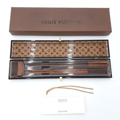 Palillos LOUIS VUITTON 25 aniversario limitados casi como nuevos madera regalo VIP con estuche Foto 1 de 4