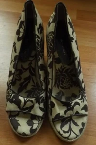 Ladies 9 1/2 9.5 TOMMY HILFIGER Tan Brown Open Toe Floral Canvas Wedge Shoes - Picture 1 of 6