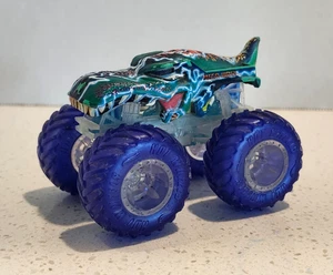 Camión Dino Hot Wheels Monster Trucks Mega Wrex 1:64 Diecast Blizzard Bashers - Imagen 1 de 5