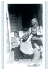 Vintage Photo 1930s, Grandmother W, 2 Grandkids & Dog Outside 5 x 3, Black White - Picture 1 of 2