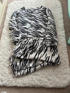 Splendid Girls' Cozy Zebra Sweatshirt & Jogger Pants size 10 - Picture 1 of 7