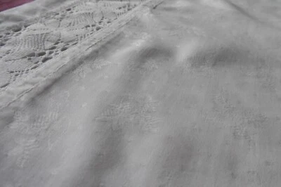 Belle housse de coussin en DAMAS lumineux avec joli ENTREDEUX - Photo 1/4