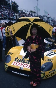 TOM'S TOYOTA 88C TAKAQ GRID GIRL LE MANS 1988 LE MANS SLIDE 35MM FOTOGRAFIA - Foto 1 di 1