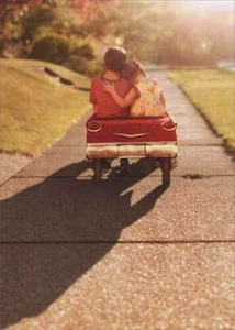 Tarjeta de felicitación de aniversario - niño y niña en coche de juguete - Imagen 1 de 2