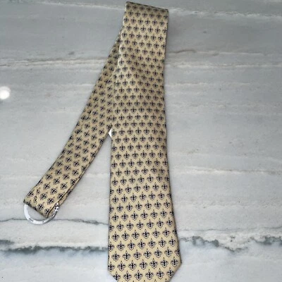 Corbata de seda Vineyard Vines New Orleans Saints negra flor de lis en amarillo HECHA EN EE. UU. Foto 1 de 4
