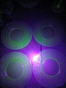 Vintage set of 4 Green Depression Glass 8" Plates Pattern UV - Picture 1 of 8