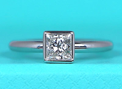Anillo de compromiso de diamantes talla princesa $7250 Tiffany Co con bisel de platino 0,78 quilates I VS1 Foto 1 de 4