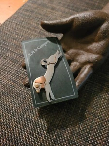 VINTAGE ZOE AND COMPANY STERLINGSILBER KUPFER BROSCHE LAUFENDER HUND AUF KARTE Nr.S - Bild 1 von 3