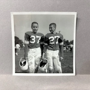 Cascos de jugador de fútbol americano de secundaria con foto encontrada de colección de los años 50 - Imagen 1 de 2