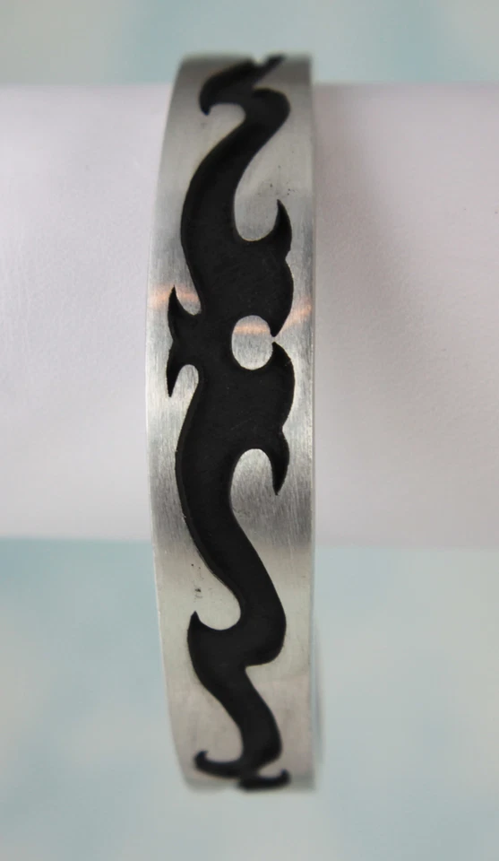 Bracelete Tribal Wave estanho e esmalte 14 mm de largura 2 3/8" diâmetro interno - Imagem 1 de 1